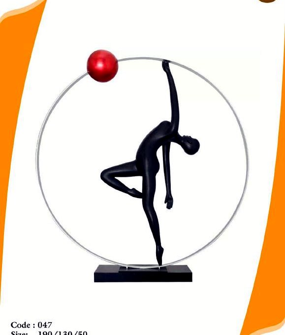 Gimnastă în cerc metalic